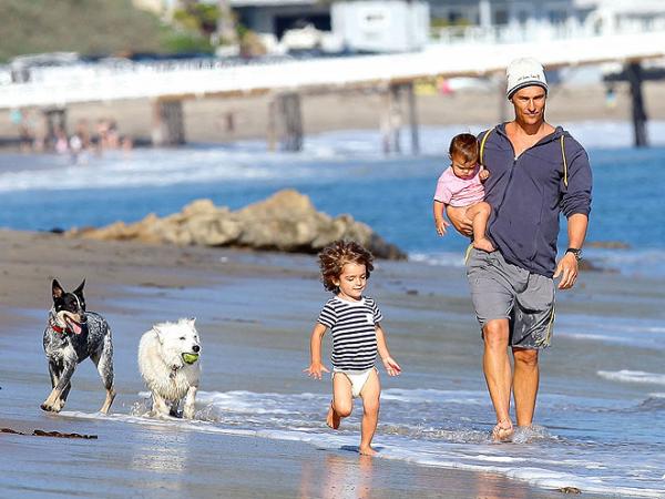 Top 10 julkkikset, jotka ovat adoptoineet koiria - 10. Matthew McConaughey